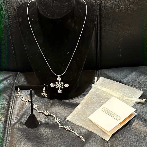 Sorrelli Jewelry - Matching Set containing bracelet necklace and earrings NWT